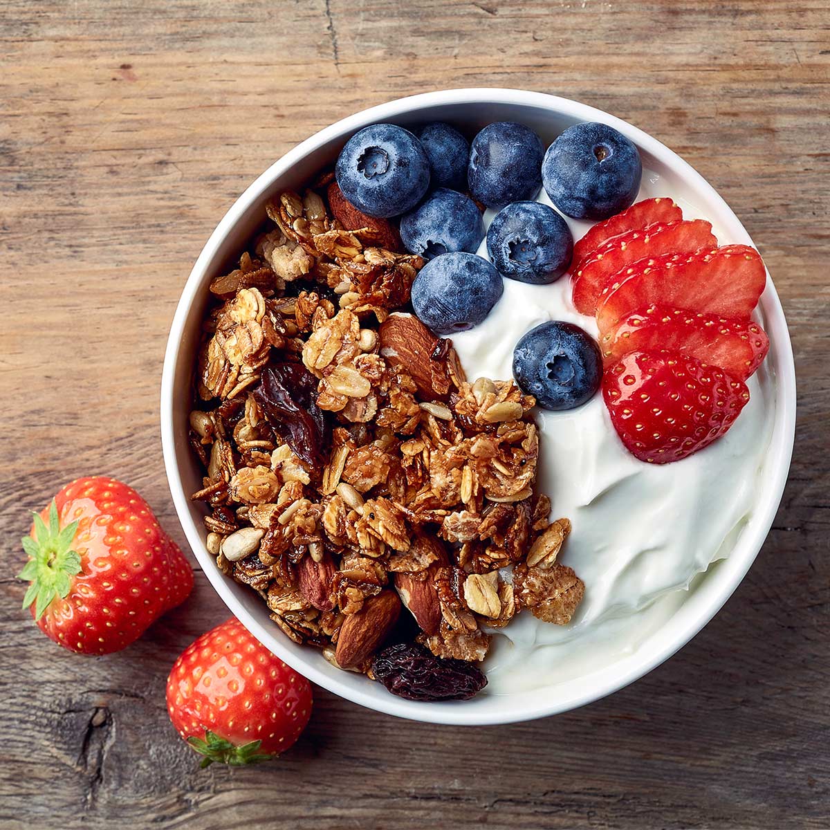 granola breakfast ideas, yogurt bowl